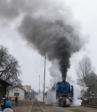 498.022 odjíždí ze stanice Praha-Dejvice