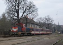 ČD 714.225-0 v čele zpožděného Os 2507, Praha-Dejvice