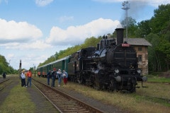 čtyřkolák 434.1100 s vlakem v Lužné