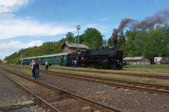 čtyřkolák 434.1100 s vlakem v Lužné